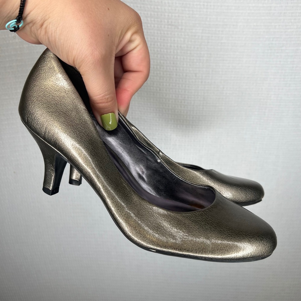 Etienne Aigner Womens Metallic Pewter Leather Round Toe Kitten Heel Pumps Size 6